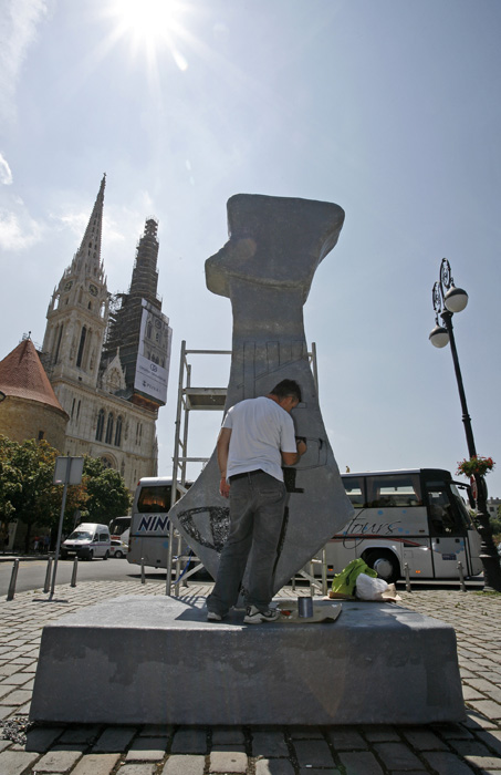 Zagreb, 060711.Kaptol, pored katedrale.Skulptura svjetski prepoznatljivog odjevnog predmeta hrvatskog porijekla - kravate.Foto: Nina Djurdjevic / CROPIX