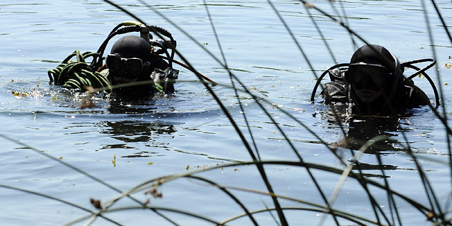 Jezero Brljan, 070711.Jedanaesti dan pretrazivanja jezera Brljan na rijeci Krki za tijelom nestale Antonija Bilic. Vec peti dan vatrogasci ispumpavaju vodu iz jezera. Na slici ronioci policije pretrazuju veliko jezero Brljan.Foto: Niksa Stipanicev / CROPIX