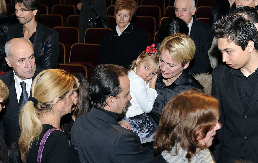 Split, 281211.U HNK Split odrzana komemoracija dramskom prvaku Anti Cedi Martinicu. Nakon teske bolesti preminuo je jucer u Splitu. S pokojnim Martinicem oprostili su se dogradonacelnica Andjelka Viskovic, intendant Dusko Mucalo, Trpimir Jurkic, Srecko Sestan, Slavko Juraga i Vlatko Perkovic. Pogreb ce biti sutra u rodnim Puciscima na Bracu.Na slici: glumci kolege i supruga Zrinka sa djecom.Foto: Jadran Babic / CROPIX