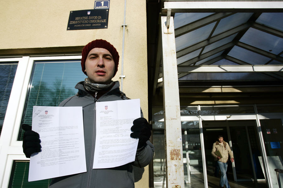 Zagreb, 221211.HZZO, odsjek Maksimir, Kloviceva 1.Hrvoje Kopasic zbog birokracije ne moze ostvariti pravo na roditeljski dopust, na kojeg bi po zakonu trebao imati pravo 6 mjeseci nakon rodjenja djeteta.Foto: Tomislav Kristo / CROPIX