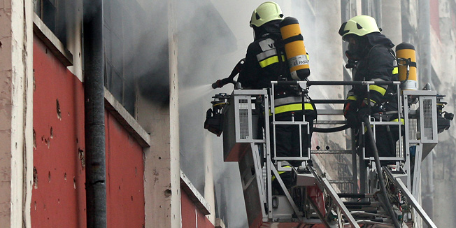 Vukovar, 231208.Na staroj upravnoj zgradi tvornice Borovo u vukovarskoj cetvrti Borovo naselje u utorak je oko 12,15 sati izbio pozar koji je zahvatio skoro cijeli prvi kat objekta. Odmah po dojavi intervenirali su vukovarski vatrogasci koji su nakon vise sati lokalizirali pozar. Eventualna steta bit ce naknadno utvrdjena, no nesluzbeno se doznaje kako ona ne bi trebala biti velika, jer se radi o devastiranom objektu koji nije u upotrebi od rata 1991. Foto: Damir Glibusic / CROPIX