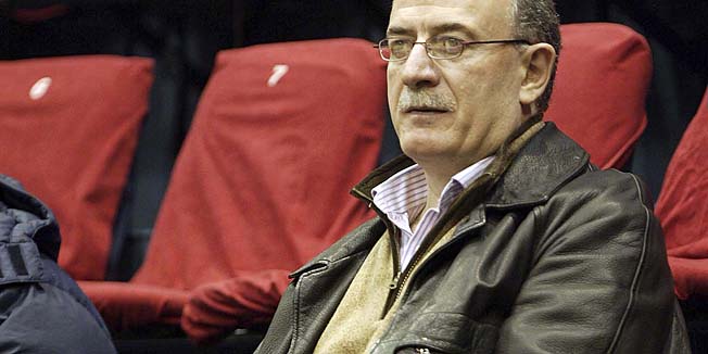 BEPGRAD; 22.decembra 2007.Nekadasnji oficir JNA Veselin Sljivancanin, koji je pre sedam dana stigao u Beograd iz Haga, privukao je paznji mnogobrojnih  gledalaca kosarkaske utakmice NLB lige Crvena zvezda-Vojvodina u 'Pioniru'. U pratnji obezbedjenja, dosao da prvi put vidi svog sina Mladjana u  crveno-belom dresu.Foto: Matija Kokovic / Cropix