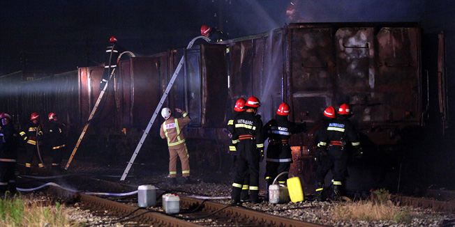 Ludbreg, 080711.Na zeljeznickoj postaji u Ludbregu doslo je do pozara teretnog vagona koji je prevozio stare pragove.Pozar jos nije lokaliziran, ali cetrdesetak vatrogasaca s desetak vatrogasnih vozila intezivno radi na tome.Vlak je prometovao na relaciji Koprivnica - Varazdin.U nesreci nitko nije ozlijedjen.Foto: Andrej Svoger / Cropix