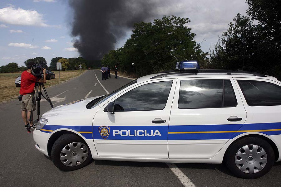 Varazdin, 110711.Na deponiji smeca kod Cakovca u mjestu Totovec doslo je do pozara u reciklaznom dvoristu na objektu sortirnice i okolnim objektima. Policija je zatvorila pristup deponiji jer pozar prijeti i plinskoj stanici, pa postoji opasnost od eksplozije. U gasenju pozara uz raspolozive dobrovoljne postrojbe sudjeluje i Javna vatrogasna postrojba Cakovec.Foto: Zeljko Hajdinjak / Cropix