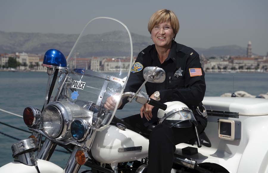 Split, 130711.Ruza Tomasic, predsjednica HSP-a Ante Starcevic, pozira u uniformi americke policije u Splitu na pocetku svoje kampanje za parlamentarne izbore.Foto: Tom Dubravec / CROPIX