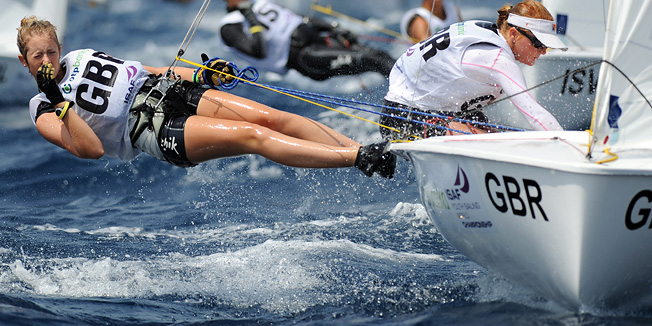 Zadar, 140711.ISAF svjetsko juniorsko prvenstvoZadar 2011, 07.-15. srpanj 2011.Osmi je dan svjetskog prvenstva u jedrenju koje se odrzava u organizaciji  jedrlicarskog kluba Uskok.  Danasnji dan obiljezio je jak vjetar s juga sto je napokon omogucilo jedrlicarima jedrenje kako svu cekali zadnjih tjedan dana.Na slici: britanke Jess Lavery i Georgie Mothersele u klasi 420.Foto: Sime Sokota / CROPIX