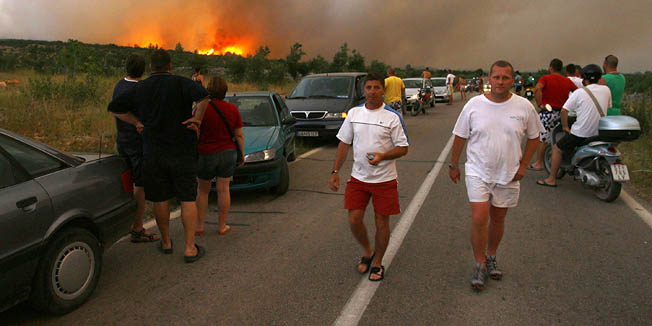 Split 140711.Veliki pozar izbio je na otoku Bracu. Bespomocni turisti i domace stanovnistvo  promatraju kako se siri pozar a da ne mogu nista poduzeti.Foto: Vladimir Dugandzic / CROPIX               