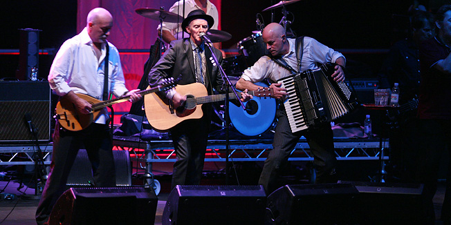 Zagreb, 140711.Irski bend The Pogues nastupio je veceras pred prepunom Salatom.Na slici: The Pogues.Foto: Neja Markicevic / CROPIX