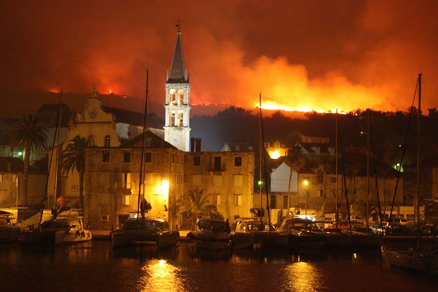 Milna, 150710.Pozar na zapadnom djelu otoka Braca koji se jucer iz uvale Blaca na juznom djelu otoka prosirio u pozar koji je zahvatio vise od 2500 hektara borova, niskog raslinja i maslina.Fotografija pozara snimljena u noci s 14. na 15. srpnja.Foto: Boran Krancevic / CROPIX