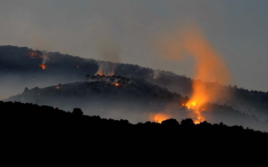Otok Brac, 160711.Veliki pozar na otoku Bracu.Prema prvim procjenama izgorjelo je oko 2300 hektara guste borove sume, trave i niskog raslinja te poljoprivrednih kultura.Otvoreni plamen uz samu cestu je saniran dok ga jos ima po brdima medju gustom borovom sumom.Na fotografiji: nocne snimke pozara na predjelu izmedju Dracevice i Nerezisca.Foto: Duje Klaric / CROPIX