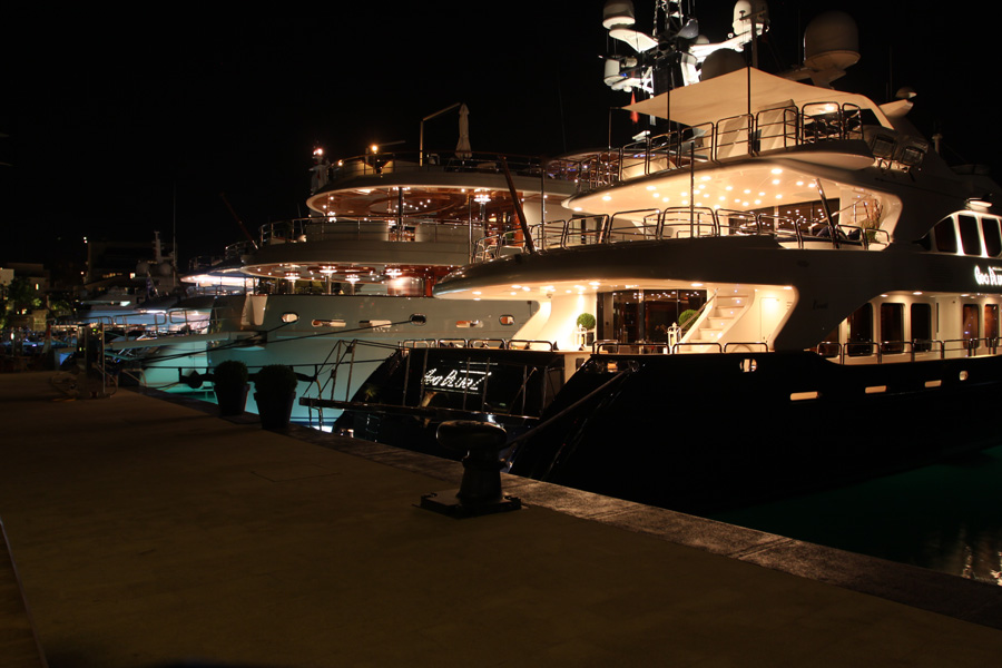 Tivat, Crna Gora, 090711.Porto Montenegro u Tivtu, nauticko - turisticki centar s marinom za megajahte, koji je za otvaranja prije dvije godine najavljivan kao buduce najmodernije odrediste Sredozemlja za bogatu klijentelu otvorio je vrata dvaju novih rezidencijalnih objekata.Na slici: Jahte u Tivatu.Foto: Zoran Kusalo / CROPIX