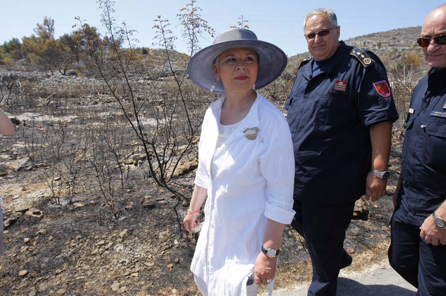 Brac, 170711.Pozar na Bracu.Predsjednica Vlade Jadranka Kosor u obilasku brackog pozarista.Foto: Duje Klaric / CROPIX