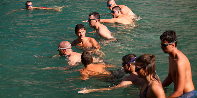 Imotski, 140809.Skokovi u Modro jezero.Klub daljinskog plivanja Modro jezero organizirao je ove godine prvo natjecanje u daljinskom plivanju u Modrom jezeru. Osim plivanja, zanimljivi su bili i skokovi s litica jezera.Na slici: start utrke za odrasle.Foto: Branimir Boban / CROPIX