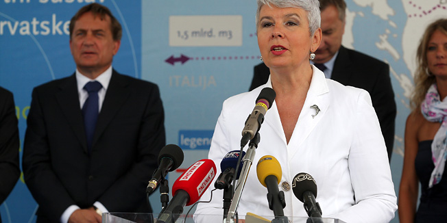 Zadar, 180711.Danas je Zadar i Zadarsku zupaniju posjetila predsjednica Vlade Jadranka Kosor sa suradnicima. U mjerno redukcijskoj stanici u mjestu Babin dub svecano je pustila u rad 3.dio plinovodnog sustava Like i Dalmacije. Nakon toga je u Crpnij stanici Grgurice u Grguricama kod Zelenog hrasta otvorena 1.faza vodoopskrbnog sustava istocnog pravca zadarskog zaledje. Poslije je Predsjednica Vlade prosetala Zadrom, popila kavu u kavani Forum te obisla casne sestre Benediktinke u Benediktinskom samostanu.Na slici: detalj pustanja plinovoda u rad.Foto: Vladimir Ivanov / CROPIX