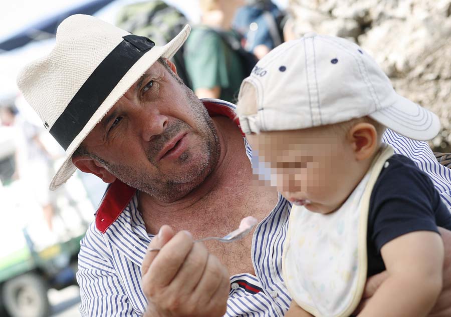 Hvar, 190711.Gradonacelnik Splita Zeljko Kerum sa svojim sinom Franom u kaficu Gromit na Hvarskoj Rivi.Foto: Damjan Tadic / CROPIX