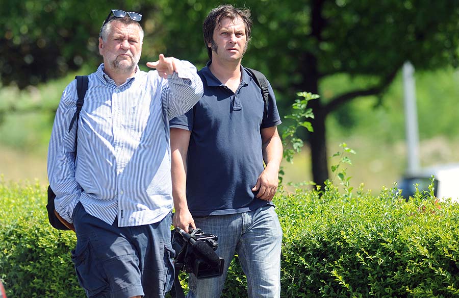 Zagreb, 190711.Remetinac. Danas ispred Remetinca pored Sanaderovih odvjetnika Prodanovica i Suica, pojavio se i redatelj Rajko Grlic koji radi dokumentarni film o Ivi Sanaderu.Naslici: Rajko Grlic i snimatelj .Foto: Srdjan Vrancic / CROPIX