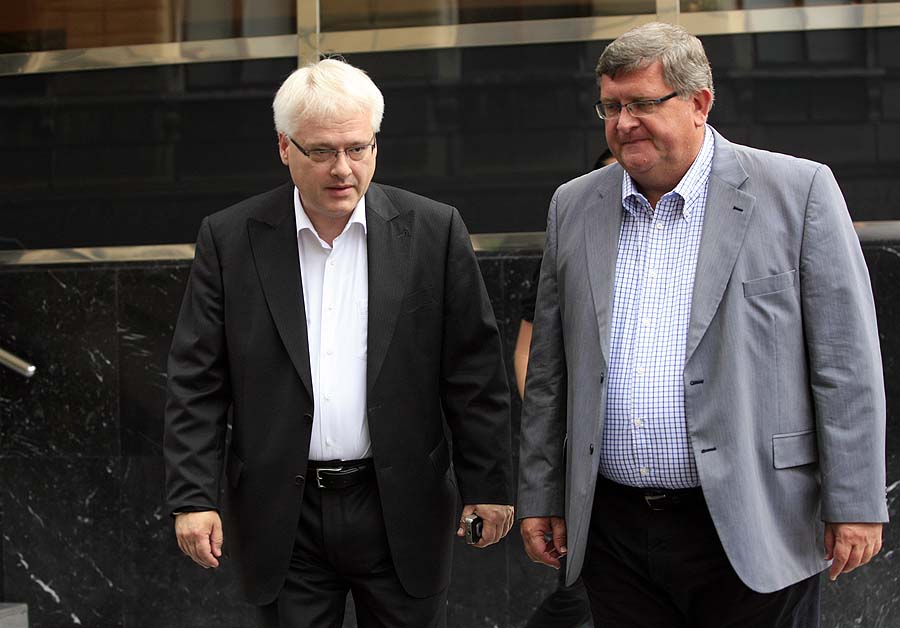 Rijeka, 200711.Predsjednik Ivo Josipovic u dvodnevnom je posjetu Rijeci. Jutros ga je ispred hotela Bonavia docekao gradonacelnik Rijeke Vojko Obersnel, a potom ce skupa u obilazak muzeja starih racunala Peek and Poke i na kavu s gradjanima na Korzo.Foto: Tea Cimas / Cropix