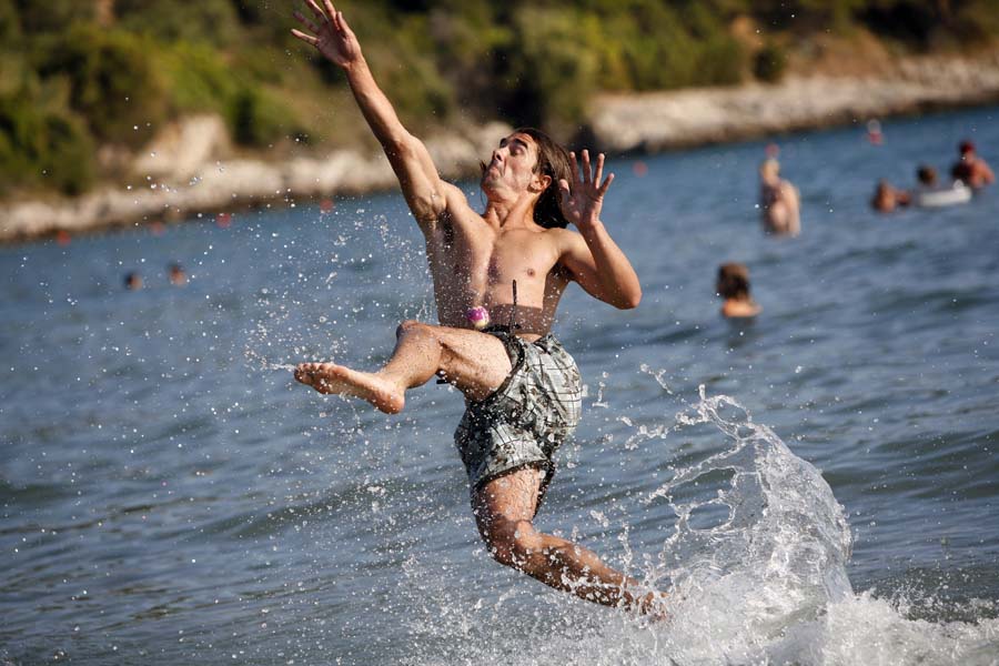 Lumbarda 210711.Na plazi Przine u Lumbardi lokalni momci u igranju picigina pronalaze spas od jakog srpanjskog sunca. Na slici picigin na plazi.Foto: Danijel Soldo / CROPIX