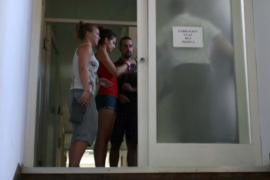 Porec, 210711. Hrvatski carinik je navodno od Slovakinje trazio oralni seks. Na slici su (navodno) slovakinje u policijskoj stanici u Porecu u razgovoru s slovackim policajcem.Foto: Goran Sebelic / CROPIX