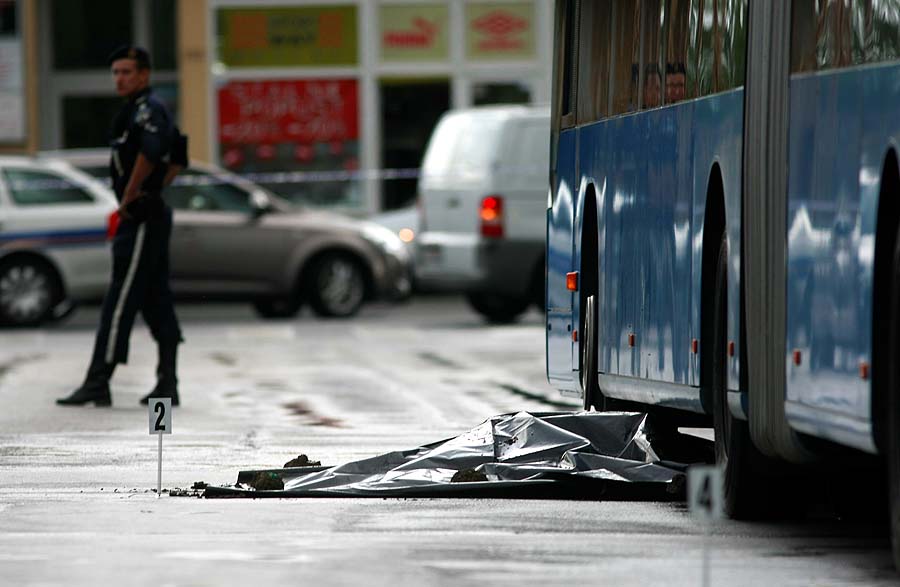 Zagreb, 210711.Krizanje Grizanske i ulice Hrvatskog proljeca.Nalet autobusa ZET-a na pjesakinju. Pjesakinja je na mjestu preminula. Policijski ocevid je u tijeku.Foto: Ronald Gorsic / CROPIX