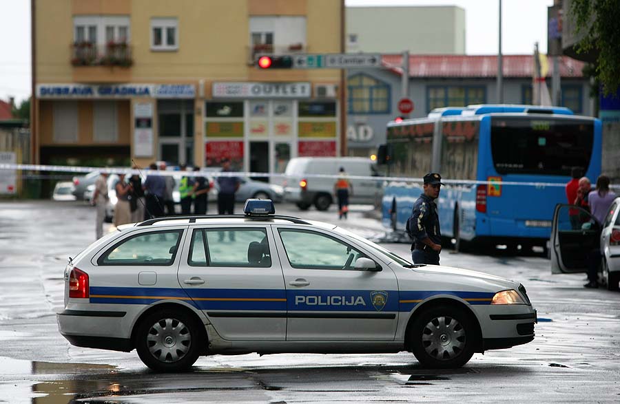 Zagreb, 210711.Krizanje Grizanske i ulice Hrvatskog proljeca.Nalet autobusa ZET-a na pjesakinju. Pjesakinja je na mjestu preminula. Policijski ocevid je u tijeku.Foto: Ronald Gorsic / CROPIX