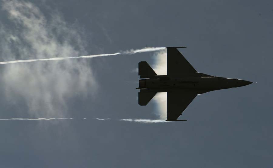 A US Air Force Viper West demo team F-16 Falcon overflies a military parade as part of the F-AIR COLOMBIA 2011 air festival in Rionegro, Antioquia department, Colombia on July 6, 2011. AFP PHOTO/Luis Acosta