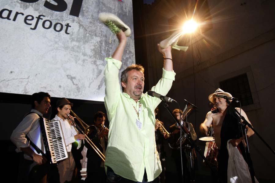 Motovun, 250711.14. Motovun film festival. Uz gole i bose volontere, te citiranje Zakona o javnom okupljanju, odvjetnici Anto Nobilo i Cedo Prodanovic  otvorili su 14. Motovun Film Festival!  Neporedno prije samog otvorenja festivala, umjetnicki direktor festivala u casnoj mirovini, Rajko Grlic, te odvjetnici Anto Nobilo i Cedo Prodanovic u funkciju su stavili i jednu od posebnih atrakcija ovogodisnjeg festivala  Kino Remetinec.Sama ceremonija svecanog otvaranja zapocela je uz Radu Serbedziju i Petrojvic Blasting Company,  u cijoj izvedbi je publika cula poemu 'Goli i Bosi',  koju je posebno za Motovun Film Festival napisao Predrag Lucic.Foto: Goran Sebelic / CROPIX                              