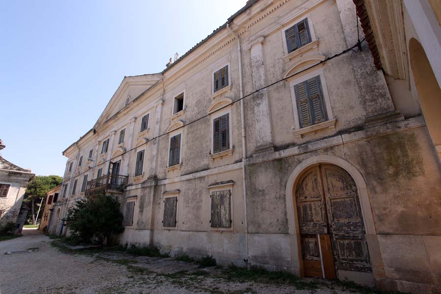 Novigrad, Dajla, 020811.Samostan Dajla smjesten je uz samo more uz cestu na relaciji  Novigrad- Umag. Sam samostan je u vrlo derutnom stanju. U centralnoj zgradi pokraj crkve, zadnja upotreba zgrade bila je u svrhu starackog doma. Drugi dioio je osamdesetih godina Istraturist preuredio u uljaru i podrum ali s nastankom nove drzave to im je oduzeto te vraceno crkvi. Sada stoji zakljucano, zapusteno i prazno. Centralni toranj upotrebljava se jedino kao stup za mobitel antenu. Na slici je samostan Dajla Foto: Goran Sebelic / CROPIX                              