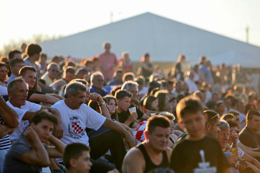 Cavoglave, 050811.16 obljetnica Vojno Redarstvene operacije Oluja se tradicionalno odrzava cjelodnevnim programom u Rodnom mjestu Marka Prkovica Thomsona gdje se okupilo nekoliko tisuca ljudi.Na slici: Detalj iz Cavoglava.Foto: Zvonimir Barisin / CROPIX
