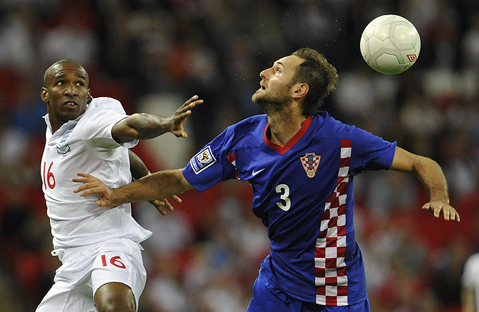 England's Jermain Defoe (L) challenges Croatia's Josip Simunic during their World Cup 2010 qualifying soccer match at Wembley Stadium in London September 9, 2009. REUTERS/ Toby Melville    (BRITAIN SPORT SOCCER)