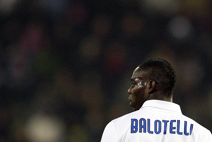 Inter Milan's Mario Balotelli looks on during their match against  Bologna in their Serie A soccer match at Dall'Ara stadium in Bologna, November 21, 2009.    REUTERS/Stefano Rellandini (ITALY SPORT SOCCER IMAGES OF THE DAY)