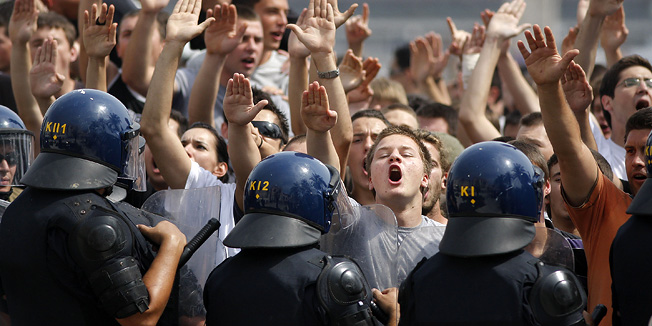 Split, 110611.U Splitu se po prvi put odrzava Gay Pride koji organiziraju udruge Kontra, Iskorak i Domine. Povorka ponosa LGBT, prva izvan Zagreba, prolazi od Djardina preko Marmontove ulice i Rive do Peristila gdje je predvidjen prigodni programa.Na slici: policija osigurava dogadjaj.Foto: Ante Cizmic / CROPIX