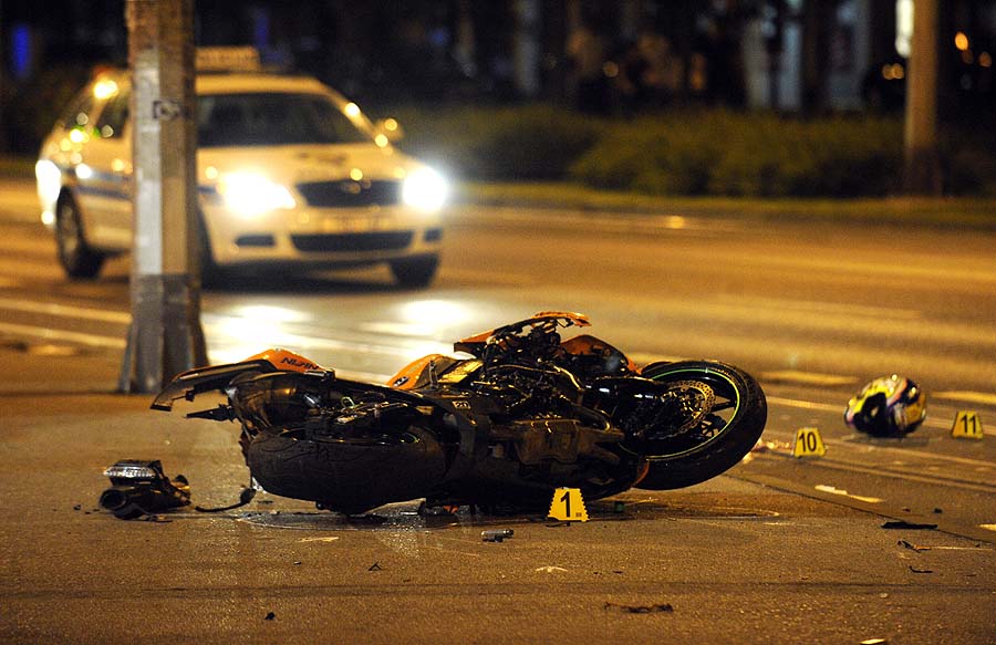 Zagreb, 210611.Avenija Dubrava.Prometna nesreca motociklista i osobnog automobila na Aveniji Dubrava kod broja 256.Zastoj tramvaja u smjeru istoka, motociklist prevezen u KB Dubrava, policijski ocevid u tijeku.Foto: Drago Sopta / CROPIX