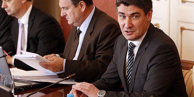 Zagreb, 190412.Vlada.Redovita sjednica Vlade.Na slici:Branko Grcic, Radimir Cacic i Zoran Milanovic.Foto: Davor Pongracic / CROPIX