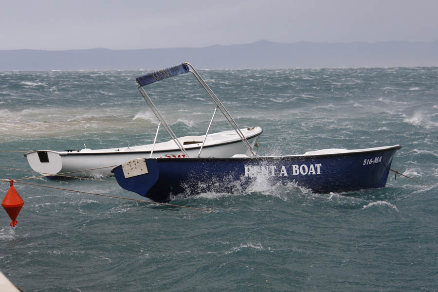 Makarska, 170511 Olujna bura koja na makarskom podrucju puse s udarima do 150 km/h prekinula je trajektnu liniju Makarska -Sumartin (o. Brac), a uzrokovala je dosta materijalne stete. Uz snijeg kojeg je na planini Biokovo palo 5-6 cm pri temperaturi od -2C te potres od 4 stupnja Merkalija koji je pogodio ovo podrucje jutros u 5 sati sve u svemu vrlo zanimljivo proljetno jutro na makarskom podrucju.Na slici: Bura u Makarskoj.Foto: Ivo Ravlic / CROPIX