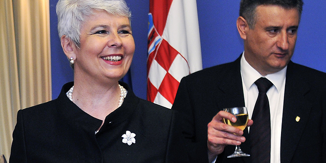 Zagreb, 040810.Banski dvori.Premijerka Jadranka Kosor, povodom Dana pobjede i Dana domovinske zahvalnosti, primila je clanove udruga proizaslih iz Domovinskog rata. Nakon kratkog govora, uslijedilo je druzenje i zajednicka fotografija. Uz premijerku su bili nazocni ministar unutarnjih poslova Tomislav Karamarko, ministar obrane Branko Vukelic i ministar branitelja Tomislav Ivic.Foto: Boris Kovacev / CROPIX