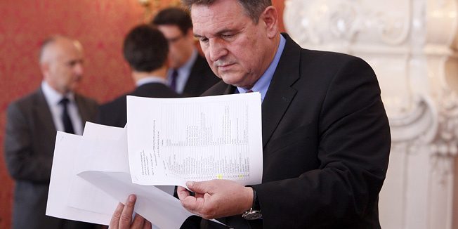 Zagreb, 100512.Vlada.Redovita sjednica Vlade.Na slici: Radimir Cacic.Foto: Davor Pongracic / CROPIX