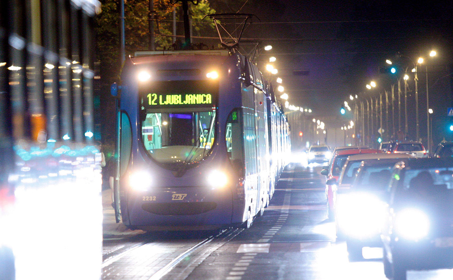 Zagreb, 220911.Maksimirska 127.Sudar dvaju automobila u Maksimirskoj ulici.U prometnoj nesreci dvoje ljudi je ozlijedjeno a tramvajski promet je prekinut. Ocevid je u tijeku.Foto: Goran Mehkek / Cropix *** Local Caption *** 