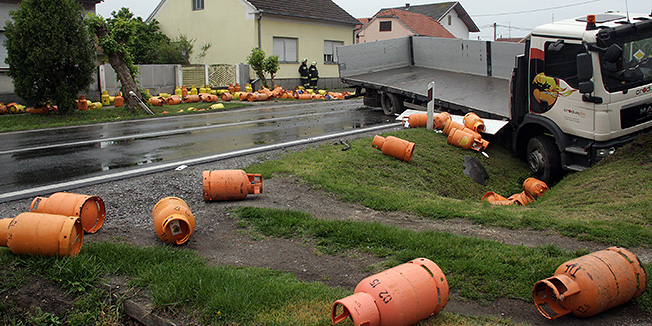 Djurdjevac, 210512.Na Podravskoj magistrali u mjestu Budancevic u blizini Djurdjevca dogodila se nesvakidasnja prometna nesreca u kojo se prevrnuo tegljac pun plinskih boca. Srecom, boce su bile prazne pa nije postojala opasnost od eksplozije.Nesreca se dogodila zbog neprilagodjene brzine.Na slici: plinske boce rasipale su se po cijelom kolniku u Djurdjevcu.Foto: Darko Imbrisa / Podravski list / CROPIX
