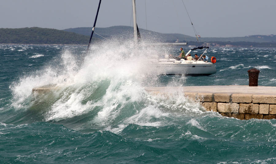 Zadar, 210502.Nakon bure u Zadru je zapuhalo jako Jugo koje je turistima pruzilo lijepe prizore. Trajektni promet jos uvijek vozi prema redu plovidbe.Foto: Andrija Lucic / CROPIX