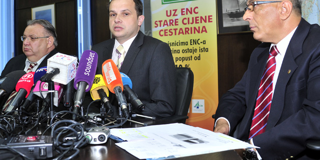 Zagreb, 240512.Uvodjenjem novog cjenika Ministarstvo pomorstva, prometa i infrastrukture priprema akciju besplatne podjele ENC-a. S tim uredjajima se moze izbjeci poskupljenje, jer uz besplatni ENC ide i 25 posto popusta na cestarinu. Na press konferenciji svoj plan nove naplate predstavili su ministar Sinisa Hajdas Doncic, predsjednik uprave Hrvatskih autocesta Drazen Gustin i Zeljko Denona, Autoceste Rijeka - Zagreb.Foto: Srdjan Vrancic / CROPIX