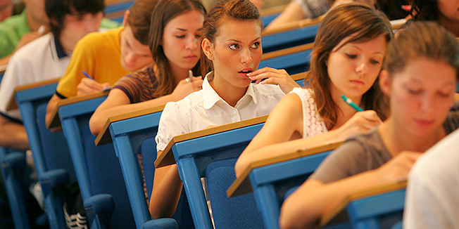 osijek 090707.Na osjeckim fakultetima danas je zapoceo prvi dan prijemnih ispita koji ce trajati cijeli tjedan. Za upis na ekonomski fakultet vec po obicaju vlada velik interes,tako da su prvi dan dvorane za prijemni su bile popunjene.   Foto : Igor Sambolec / CROPIX-reg--desk-
