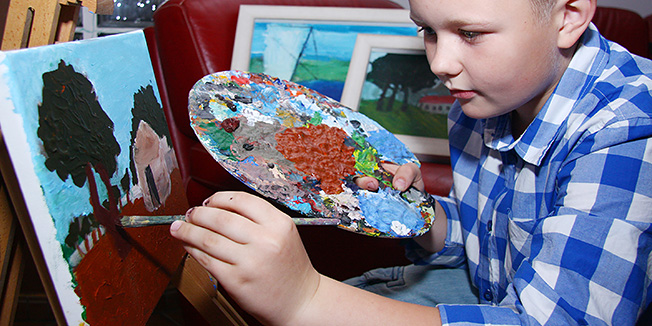 Osijek, 250512.Devetogodisnji djecak Borna Kruslin kojemu je hobi slikanje na platnu nakon sto je procitao clanak u novinama o svome vrsnjaku Mislavu Antolovicu kojemu je potrebna financijska pomoc kako bi se izlijecio od rijetke bolesti (Fanconijeve anemije), odlucio je napraviti aukciju svojih radova. 15 slika koje ce se naci na aukciji imat ce pocetnu cijenu od 200 kuna a sav dobiveni novac odmah ce uplatiti na Mislavov racun. Na slici: Borna Kruslin.Foto: Dorian Horvat / CROPIX