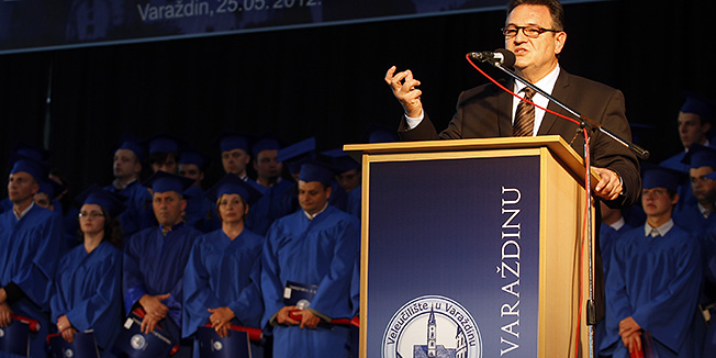 Varazdin, 250512.Prvi potpredsjednik Vlade Radimir Cacic nazocio je promociji studenata na Veleucilistu u Varazdinu. Cacic je naglasio u svom obracanju studentima da je Varazdin i Varazdinska zupanija najneobrazovanija u Hrvatskoj, a Hrvatska u Europi.Na slici: Cacic govori studentima na promociji.Foto: Zeljko Hajdinjak / Cropix