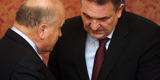 Zagreb. 160212.Banski Dvori.Vlada RH odrzala je 8. sjednicu na kojoj je raspravljala niz zakona i nacrta konacnih priedloga zakona iz raznih domena gospodarskih aktivnosti i porezne regulative.Na fotografiji: Slavko Linic i Radimir Cacic.Foto: Damjan Tadic / CROPIX