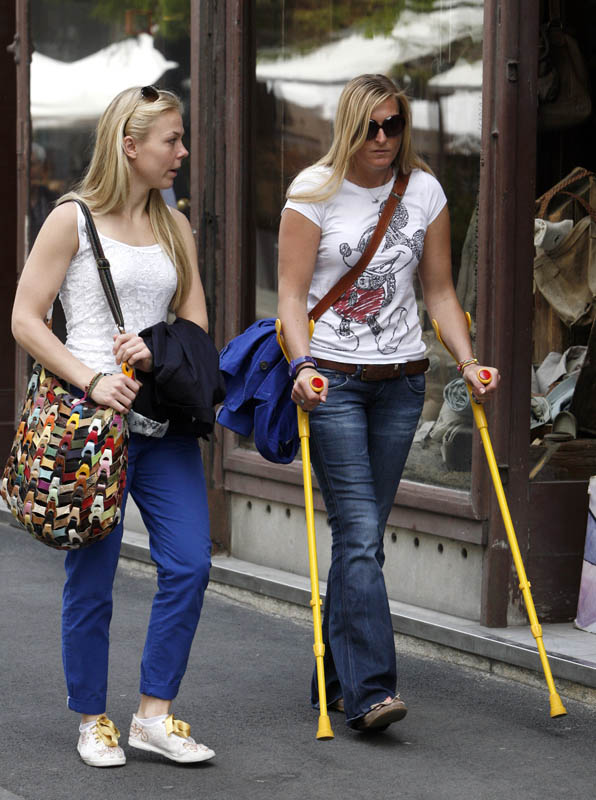 Zagreb, 260512Teslina ulica.Bivsa skijasica Janica Kostelic prosetala je centrom grada u drustvu Elin Arnarsdottir, dugogodisnje djevojke njezinog brata Ivice Kostelica. Janica je prosetala uz pomoc staka.Foto: Damjan Tadic / CROPIX