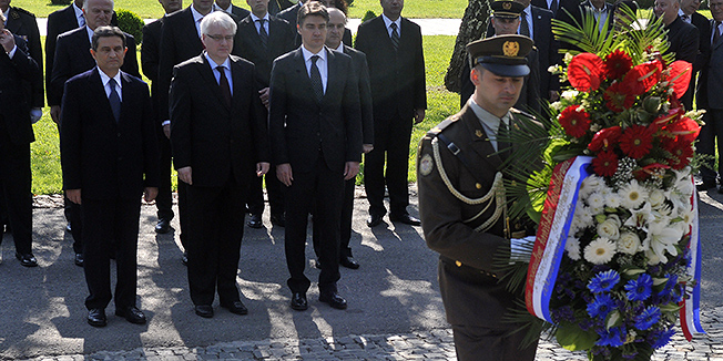 Zagreb, 280512.Mirogoj.Povodom obiljezavanja Dana Oruzanih snaga RH, vrhovni zapovjednik OS RH Ivo Josipovic, predsjednik Vlade RH Zoran Milanovic i predsjednik Sabora Boris Sprem polozili su vijence i zapalili svijece na spomeniku Glas hrvatske zrtve - Zid boli, na grob Narodnih heroja, na Sredisnji kriz u Aleji poginulih hrvatskih branitelja i na grobu prvog hrvatskog predsjednika Franje Tudmana.Foto: Bruno Konjevic / CROPIX
