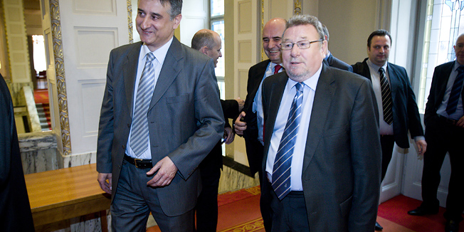 Zagreb, 250512.Markov trg.Sabor.Sjednica kluba zastupnika HDZ-a na kojoj je razrijesena dosadasnja predsjednica kluba Jadranka Kosor a imenovan novi predsjednik Tomislav Karamarko.Na fotografiji:Tomislav Karamarko i Vladimir Seks.Foto: Goran Mehkek / CROPIX