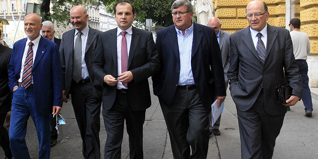 Rijeka, 300512.Ministar pomorstva, prometa i infrastrukture Sinisa Hajdas Doncic sa suradnicima je posjetio Rijeku i Primorsko-goransku zupaniju. Obisao je Lucku upravu, Jadroliniju, Kontejnerski terminal na Brajdici i Lucku kapetaniju, a povod dolaska i susreta je Gateway projekt te ostali projekti ovog podrucja u nadleznosti ministarstva.Na slici: saborski zastupnik SDP-a Luka Denona, pomocnik ministra Zdenko Antesic, ministar Hajdas Doncic, gradonacelnik Rijeke Vojko Obersnel, predsjednik nadzornog odbora Jadrolinije Pavao KomadinaFoto: Tea Cimas / Cropix