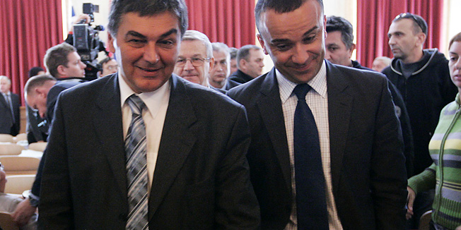 Osijek, 200910.Vladimir Sisljagic predsjednik HDSSB-a i Josip Salapic (HDZ) izlaze na pauzu koju su trazili predstavnici klubova stranaka na danasnjoj skupstini zupanije Osjecko baranjske na kojoj je predsjednik Skupstine Zlatko Maksimovic (SDP) dao svoj mandat na raspolaganje,Maksimovica ocekuje izbacivanje iz stranke zbog podrske vladajucem HDSSB-u.Foto: Vlado Kos / Cropix